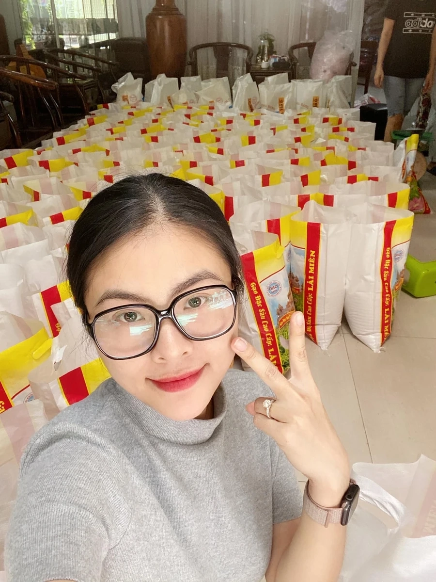 Dịch vụ trang phục biểu diễn vân anh đa dạng và phong cách.